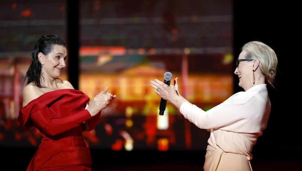 En la imagen se aprecia a Meryl Streep al recibir la Palma de Oro Honoraria, la también actriz Juliette Binoche emitió emotivas palabras de reconocimiento.Binoche que no podía contener las lágrimas resaltó la importancia de Streep para todas las mujeres del séptimo arte. “Has cambiado nuestra forma de ver a las mujeres en el mundo del cine y nos has dado una nueva imagen de nosotras mismas”, logró completar la actriz francesa, al segundo intento, mientras muchas otras figuras presentes en la sala, como la realizadora y actriz Greta Gerwig, también lloraban.