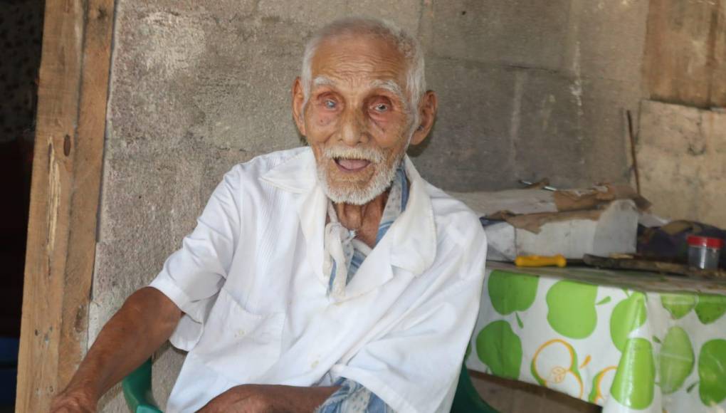 “Dígale a la presidenta Xiomara Castro que me ayude con medicinas para el dolor que siento por esta quebradura del brazo y que la semana pasada me cortaron la luz pese a que solo tengo un foco, por favor, le pido por favor que me la vuelvan a poner la luz”, suplicó don “Lionso” a periodista de LA PRENSA.