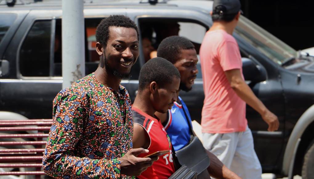  “Esto ha subido de tono y el calor, porque están desde el viernes haciendo cola y no hay la organización que debe haber, por eso es que está asfixiada la gente, ahora quieren organizar por países, pero hay poco personal de la Comar para atenderlos, pero si te das cuenta hay más de 3.000 personas aquí afuera”, expuso a EFE.