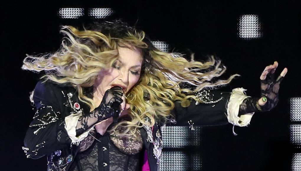 La cantante estadounidense Madonna abrió su histórico concierto gratuito, ante un público calculado en 1,5 millones de espectadores, con ‘Nothing Really Matters’ (1998), considerada como una de sus canciones más personales.