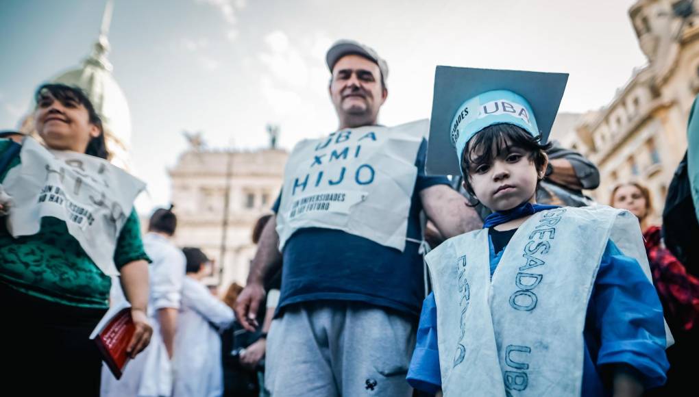Manifestantes participan en una movilización del sector educativo contra el gobierno del presidente Javier Milei este martes en Buenos Aires. 