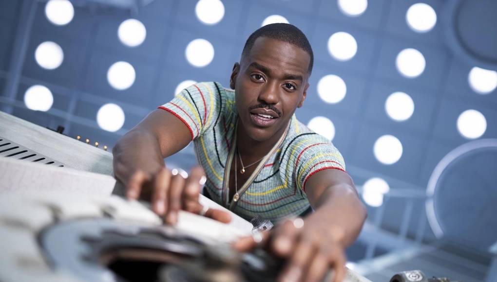 Gatwa, de 31 años y con una energía alegre y desbordante, presenta en una entrevista virtual a la encarnación número 15 del personaje de ciencia ficción, por primera vez interpretado por un actor negro y ‘queer’: “Mi doctor es un tipo seguro, coqueto, carismático... y en contacto con sus emociones”.