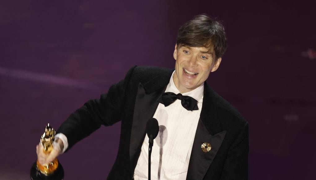 Murphy, que tocaba en una banda de rock cuando era joven, logró a sus 47 años el máximo galardón para un actor, al ponerse en la piel del padre de la bomba atómica en “Oppenheimer”, dirigida por Christopher Nolan. “Hicimos una película sobre el hombre que creó la bomba atómica, y para mejor o para peor, vivimos en el mundo de Oppenheimer”, dijo Murphy al recibir la primera estatuilla de su carrera. 