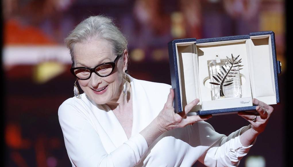 “Este premio es único en el mundo del cine y estoy muy honrada de recibirlo”, expresó la laureada actriz estadounidense, de 64 años, desde el escenario del Gran Teatro Lumière y junto a la intérprete francesa Juliette Binoche, que fue la encargada de hacerle entrega del galardón. Streep, que ha ganado tres veces el Oscar y tiene una cifra récord de 21 nominaciones, ya había sido premiada por el prestigioso festival de la Costa Azul francesa treinta y cinco años atrás, cuando se coronó como mejor actriz por ‘Evil Angels’ (Un grito en la oscuridad’, 1988).
