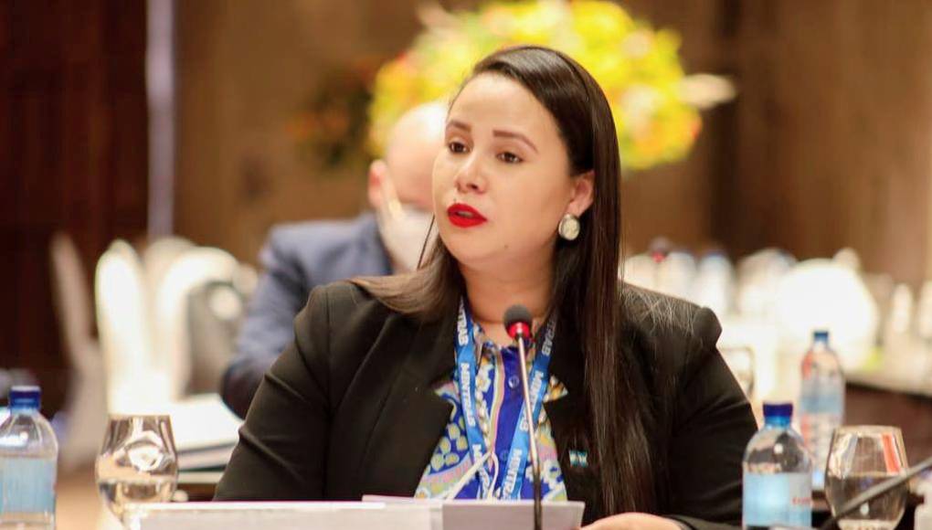 La titular de la secretaría de Trabajo gana L110,000 al mes.