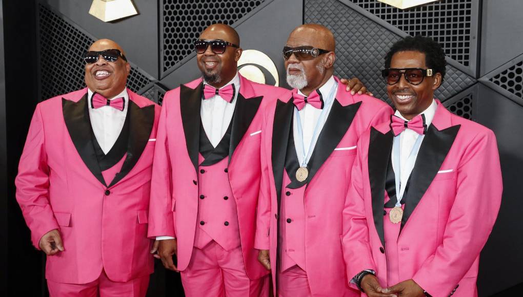 Blind Boys of Alabama llegaron con sus trajes en tono rosado fucsia y llamaron la atención.