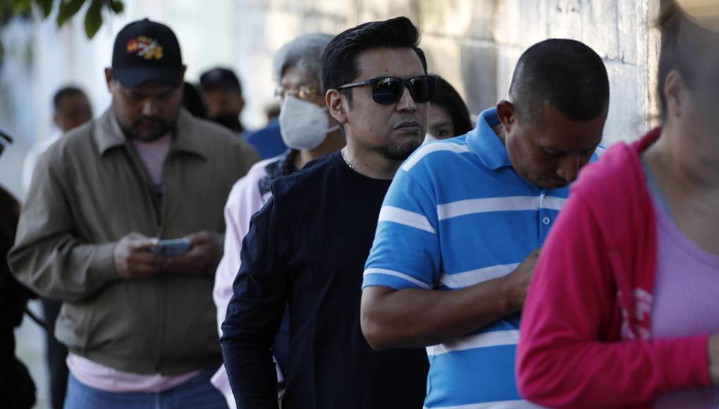 Su poder es inmenso. Bukele, de ascendencia palestina y quien se burla de sus críticos que le llaman “dictador”, controla, además del parlamento, la justicia, la fiscalía y el resto del aparato estatal.