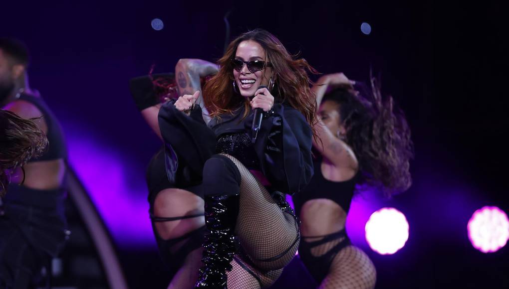 Minutos después aparecieron los hosts Pancho Saavedra y María Luisa Godoy para alentar al público a pedir la gaviota de oro. “¿La podremos llamar entonces? ¿Podrá volver Anitta?”, decía la conductora, mientras todos gritaban para darle el galardón. 