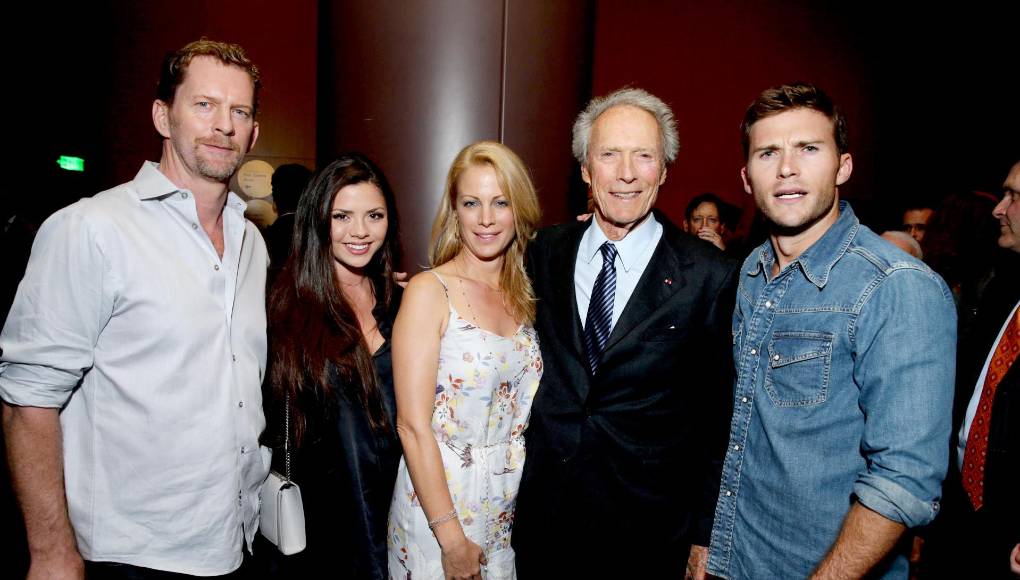 La vida de Clint Eastwood es una caja de sorpresas y datos impresionantes. El actor tiene tiene<b> ocho hijos</b>, de los cuales seis son mujeres y dos varones. 