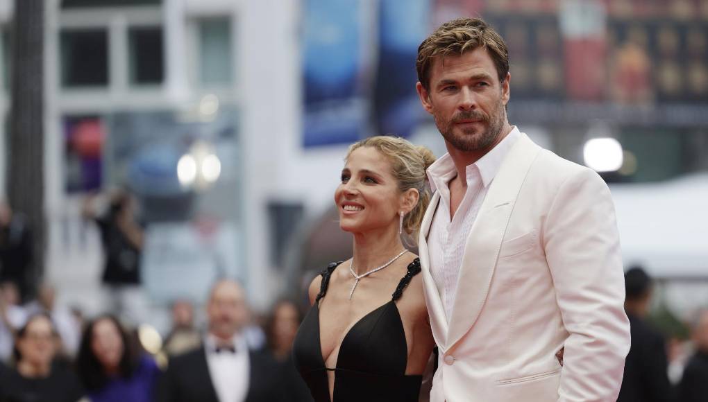 Junto a ella, Chris Hemsworth, aclamado como ‘Thor’ -su personaje en las películas de Marvel- por los fans, que corearon su nombre sin parar. Con chaqueta y camisa blancas y sin pajarita, el actor australiano estaba acompañado por su mujer, la española Elsa Pataki, que interviene en ‘Furiosa’, con dos pequeños papeles.
