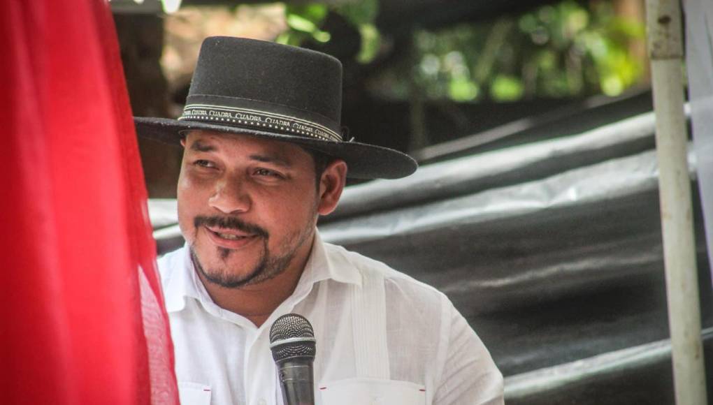 Castillo Mercado tiene una orden de captura en su contra, emitida por un tribunal de competencia nacional, confirmaron las autoridades.