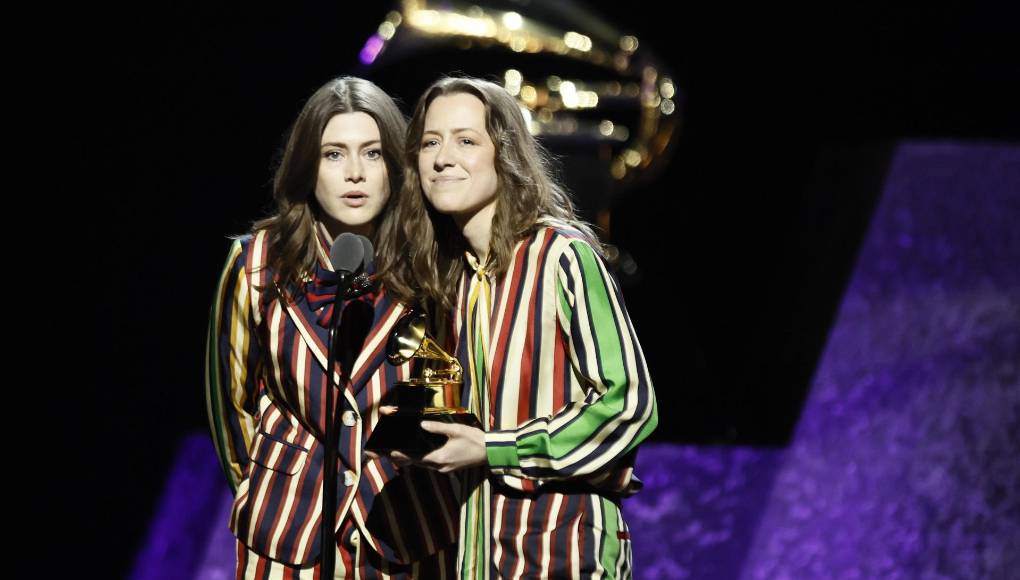 Rebecca Lovell y Megan Lovell de Larkin Poe aceptan el premio a “Mejor álbum de Blues contemporáneo”.