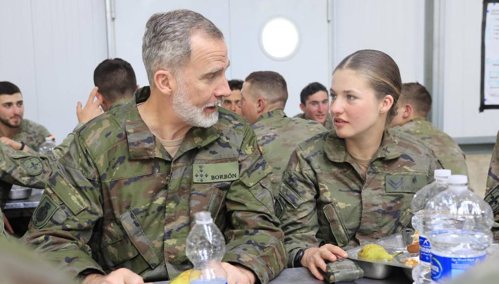  El rey Felipe VI conversó con la princesa de Asturias en la Academia General Militar.
