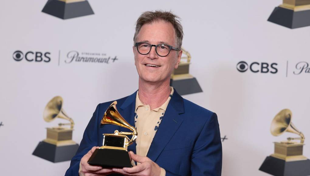 Dan Wilson sostiene su premio a “Mejor canción country” por su tema “White Horse".