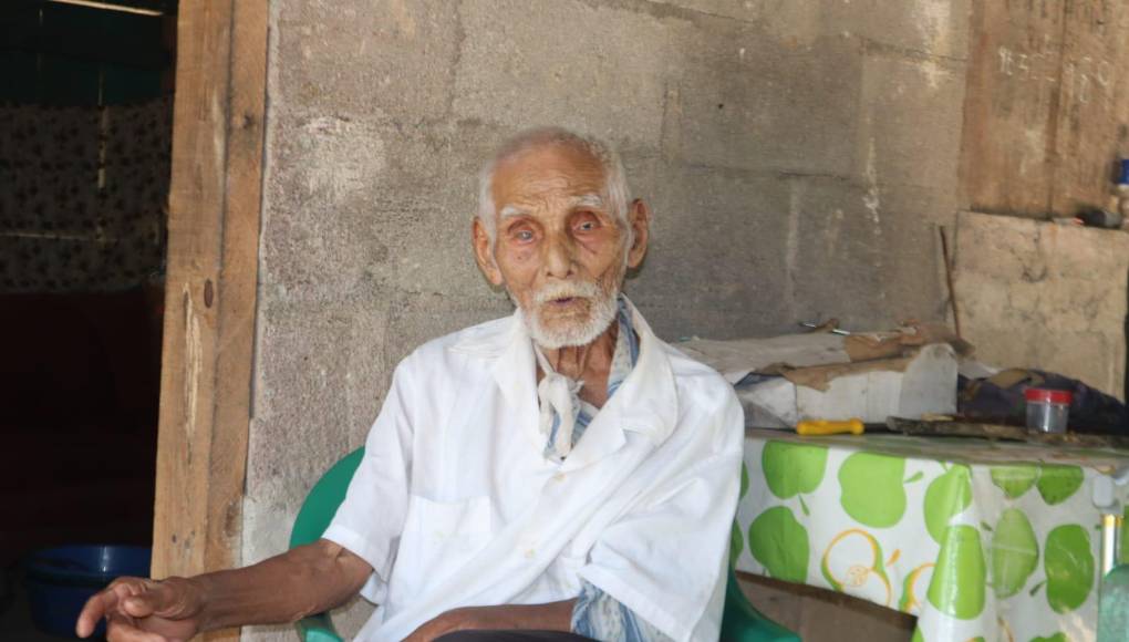 Este hombre, que presume de haberle sodo fiel toda una vida al partido Liberal, también alardeó de haber conocido personalmente al papá del expresidente José Manuel Zelaya Rosales.