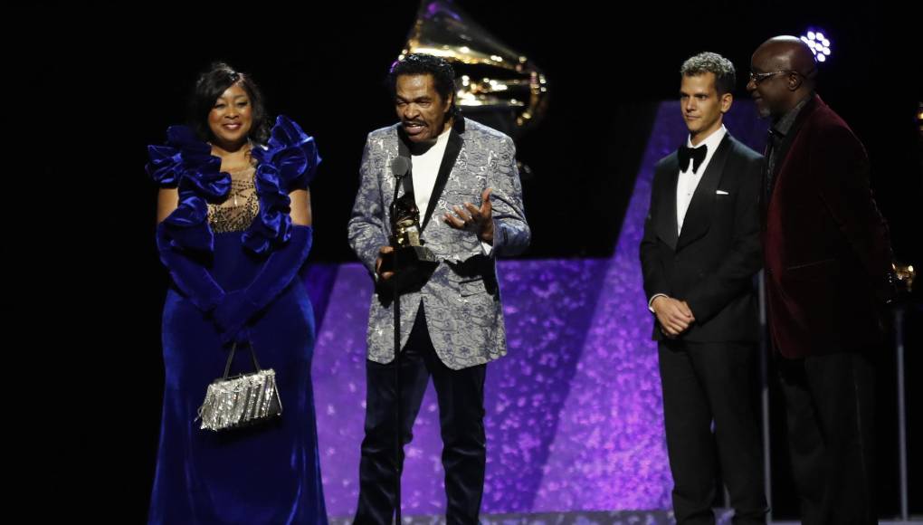 Bobby Rush acepta el premio a “Mejor album tradicional de Blues”.
