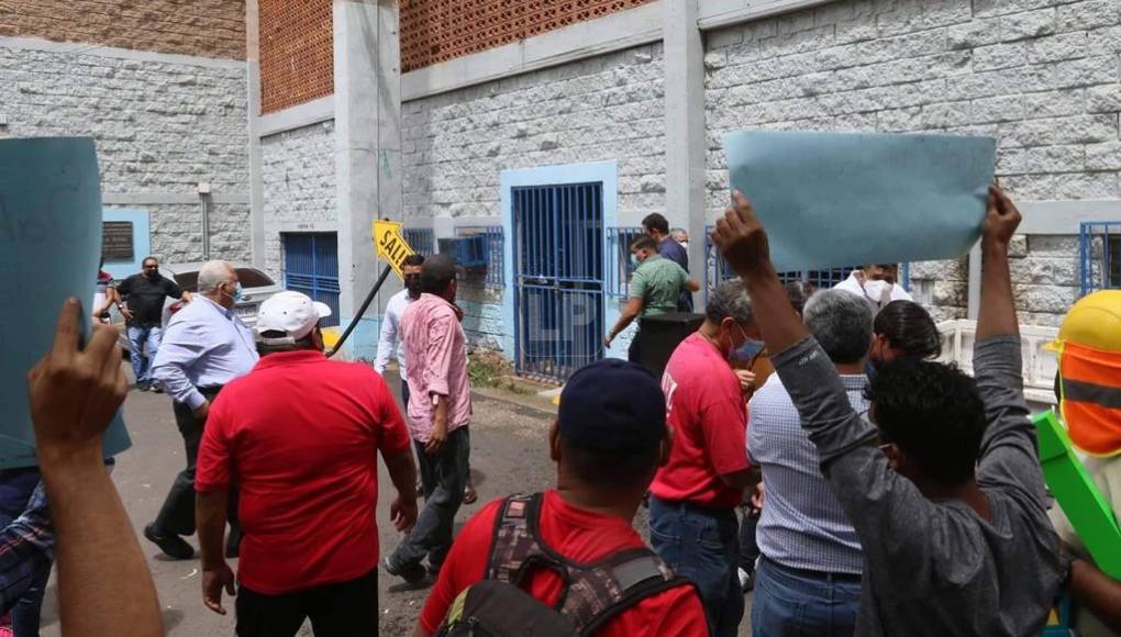 Los presentes estaban disgustados con Nasralla y algunos comenzaron a tirarle agua y a gritarle: “traidor”, “cachureco” y hasta “fuera, Salvador” en reiteradas ocasiones mientras se desarrollaba el evento planeado.