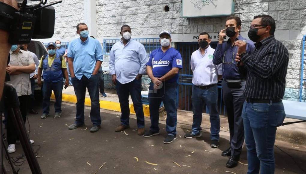Nasralla acompañó al presidente de Condepah, Félix Sabio; el presidente de la FEHBA, Carlos Cordero; el Director de Deportes de la Alcaldía de San Pedro Sula y vice presidente de la FEHBA, Mariano Gómez. Pero los dirigentes fueron increpados por un grupo de simpatizantes del Partido Libre y empleados de Condepor.