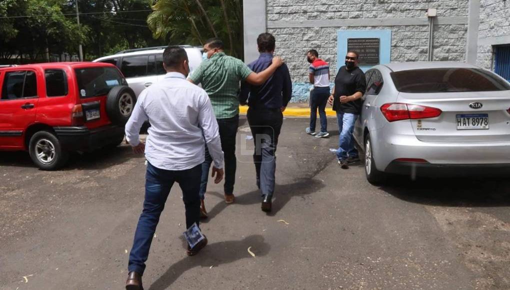 Y es que el grupo de supuestos simpatizantes de Libre comenzaron a gritarle a Nasralla, por lo que el ingeniero tuvo que abandonar la rueda de prensa para proteger su integridad física.