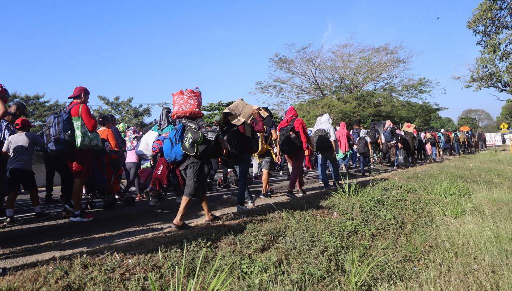Su esposa y uno de sus hijos entraron, pero el segundo de sus hijos se quedó atascado y la familia ahora está dividida por la frontera. 