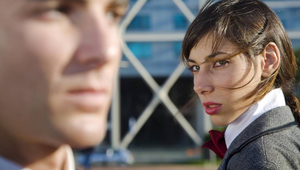 Enojada con su esposo por tener una “amiga”