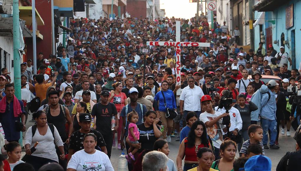 “Los migrantes no tienen otra opción que salir caminando en grupo o irse en un tráiler de la muerte”, sostuvo. 