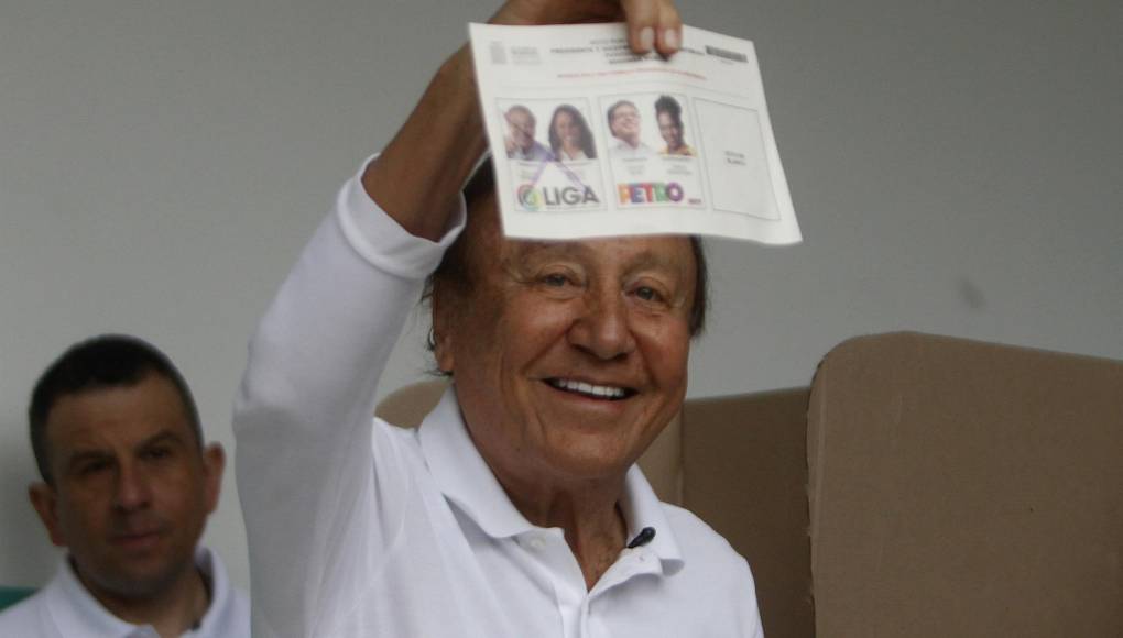 El candidato colombiano Rodolfo Hernández vota y se mantiene en silencio