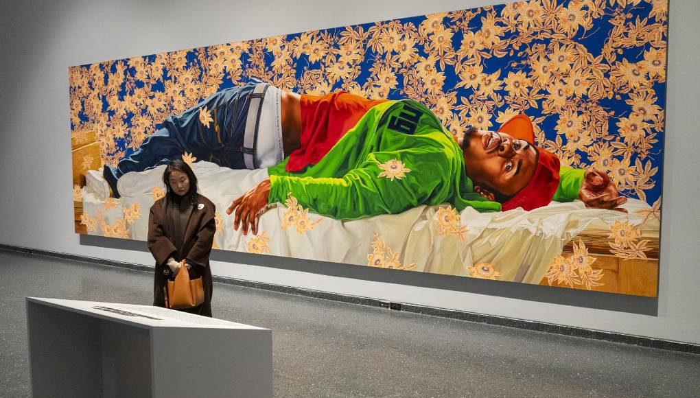 Pero la obra más llamativa es un inmenso mural del retratista Kehinde Wiley (nacido en Los Ángeles), en el que reinterpreta una escultura de mármol elaborada originalmente por el francés Auguste Clesinger: en su obra, Wiley pinta a un hombre negro tumbado entre flores en una actitud desenfadada, haciendo uso de técnicas y estilos históricamente asociados con los retratos de artistas blancos europeos.
