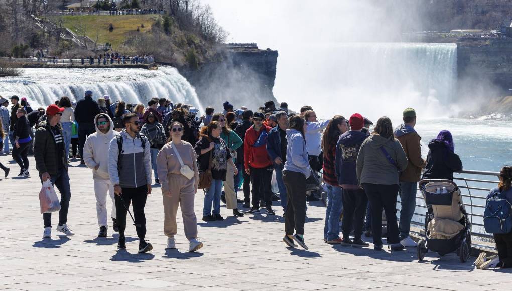 El evento también es científico. La NASA lanzará tres pequeños cohetes sonda antes, durante y justo después del <b>eclipse</b> desde Virginia, en el este de Estados Unidos. 