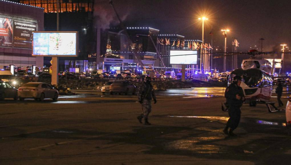 “El balance provisorio del atentado terrorista perpetrado en el complejo Crocus City Hall es actualmente de 40 muertos y de más de cien heridos”, indicaron las fuerzas de seguridad (FSB), citadas por las agencias informativas rusas. 