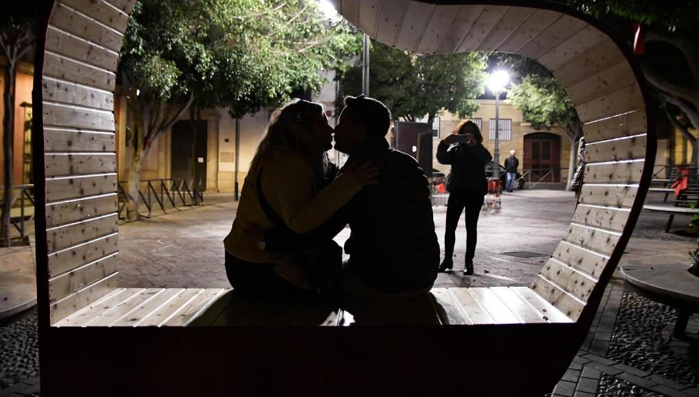 Una pareja se fotografía en la plaza Campoamor de Almería, España, decorada para la celebración del Día de Los Enamorados, este miércoles. Cartas con mensajes de amor recorren las calles de Almería durante los últimos días en honor de San Valentín, un ilustre vecino de la capital almeriense, ya que la leyenda, o tal vez una certera campaña de mercadotecnia, dice que los restos de este santo reposan en la Catedral de Almería. 