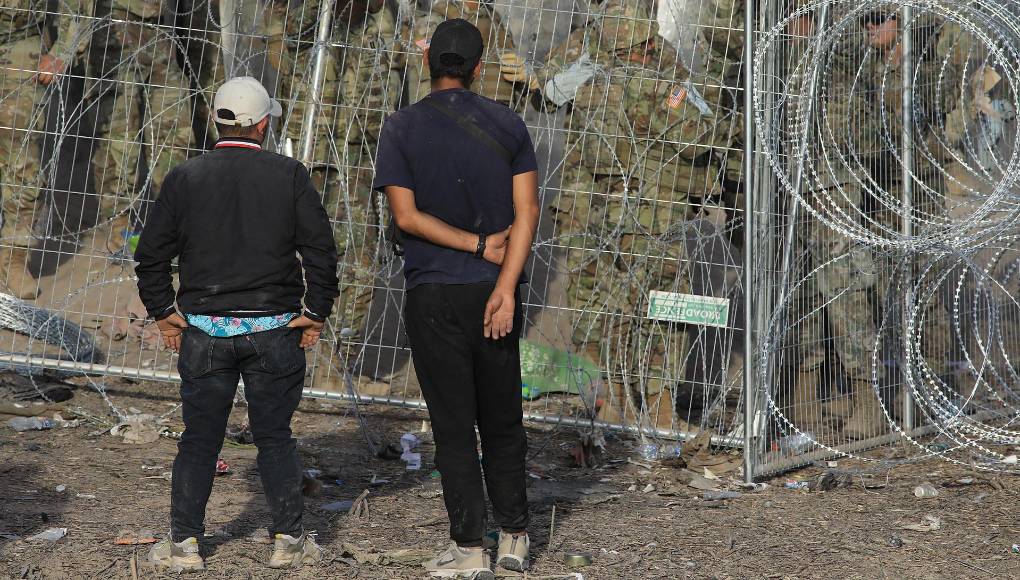 Texas refuerza seguridad en la frontera tras derribo de cerca por migrantes