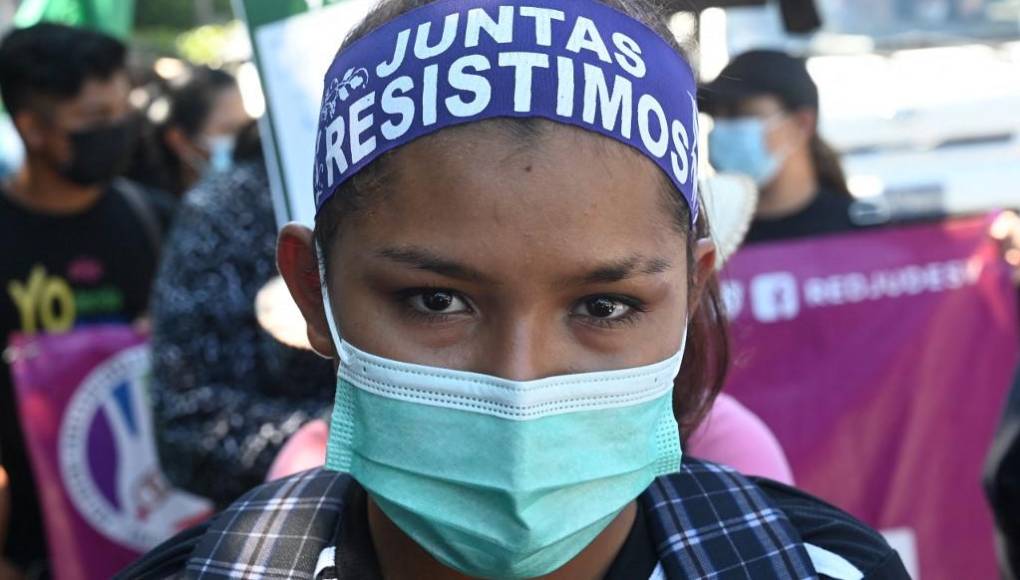 Para Lilian, “lo más duro” fue perderse la infancia de su niña, a quien dejó bajo el cuidado de los abuelos a los dos años de edad: “Solamente la vi dos veces, no la vi crecer”.