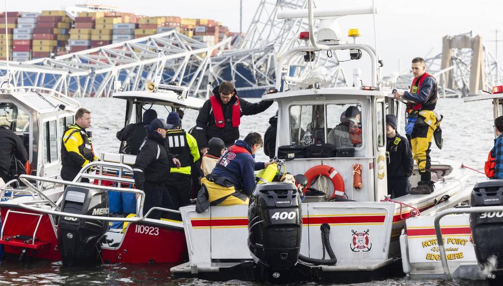 “Muy triste, primeramente Dios, que ellos estén vivos todavía, no sé cómo explicarlo porque me duele mi corazón de lo que está pasando”, declaró en español a un fotógrafo de la AFP. 
