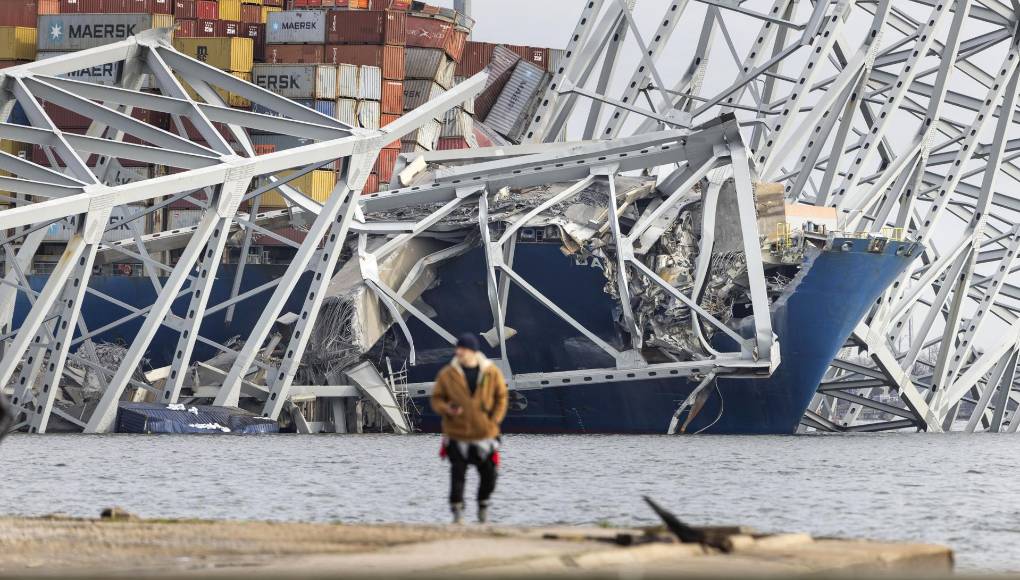 “Podemos confirmar que el buque portacontenedores ‘Dali’, operado por la compañía de buques chárter Synergy Group, está fletado por tiempo por Maersk y transporta carga de clientes de Maersk”, apuntó la compañía en un comunicado. 