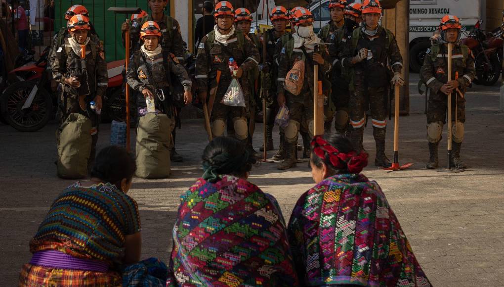 La emergencia la atienden brigadas de bomberos y militares apoyadas por dos helicópteros y dos avionetas que arrojan agua sobre las llamas. 