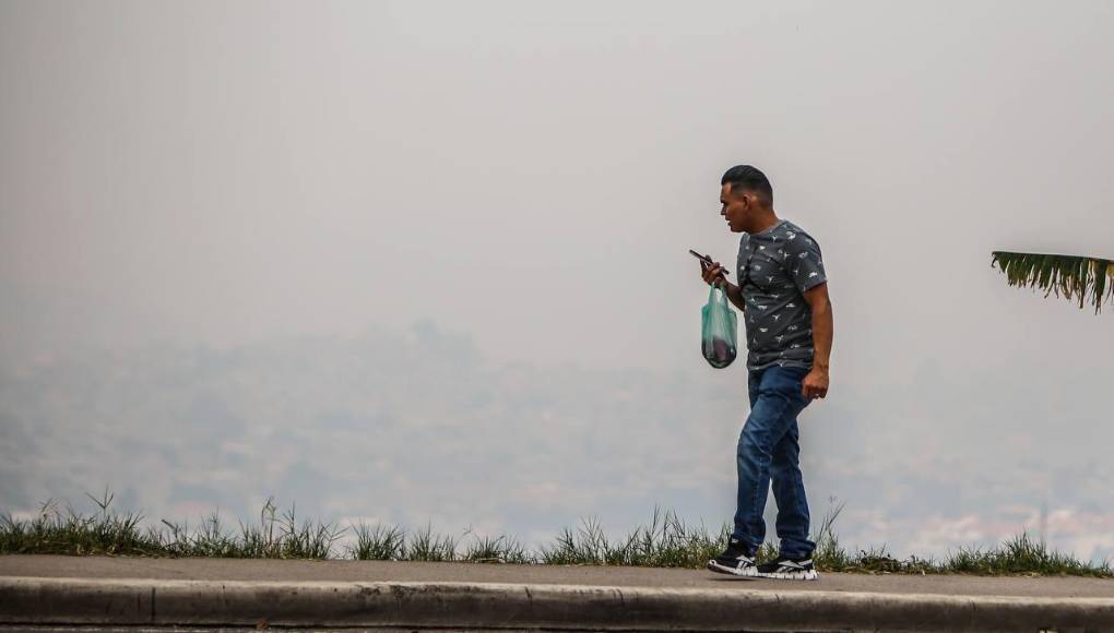 Las autoridades hondureñas mantienen este lunes cerrado el aeropuerto internacional de Toncontín, de Tegucigalpa, por la falta de visibilidad a causa de una capa densa de humo que cubre la capital.