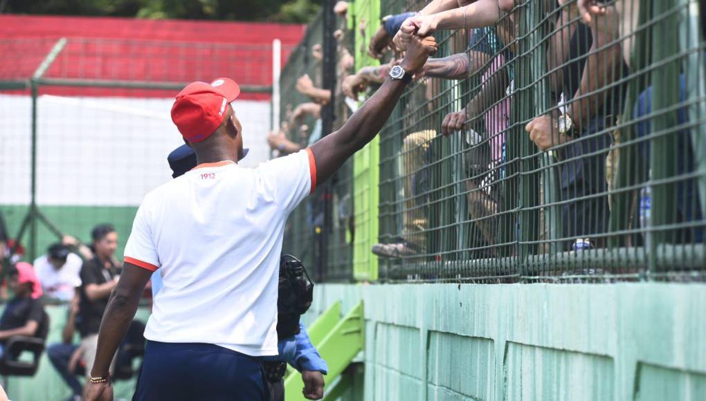 Brayan Beckeles saludó a algunos de los aficionados presentes. 