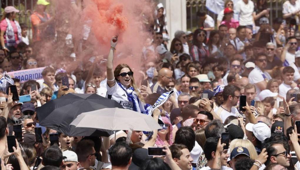Los aficionados se volcaron a las calles para celebrar con la afición del Real Madrid la obtención del título de la Liga de España.