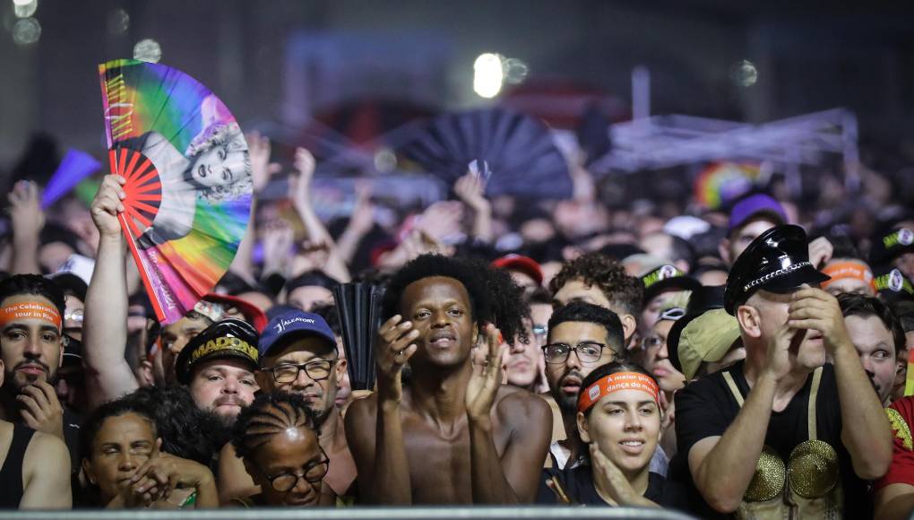 El responsable por presentar el concierto fue Bob The Drag Queen, que interpretó ‘Its a celebration’ vestido de la reina María Antonieta en referencia a la vestimenta utilizada por Madonna para presentar “Vogue” en los Premios MTV de 1990.