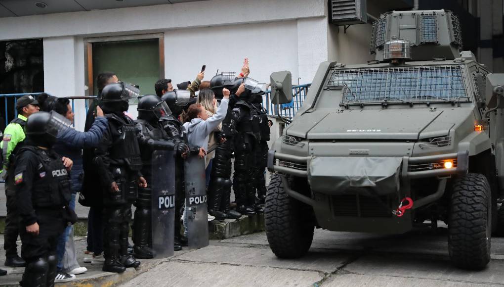 El mensaje del mandatario mexicano se da tras muestras de solidaridad y respaldo de presidentes como, Luis Alberto Arce, de Bolivia; Gustavo Petro, de Colombia; Gabriel Boric, de Chile; así como del expresidente de Argentina Alberto Fernández (2019-2023) y el ministro de Relaciones Exteriores chileno, Alberto van Klaveren, entre otros. 