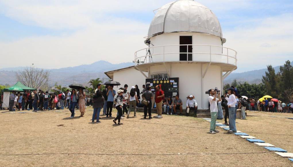 El Sol es unas 400 veces más grande que la Luna, pero está 400 veces más lejos, por lo que ambos parecen de tamaño similar.