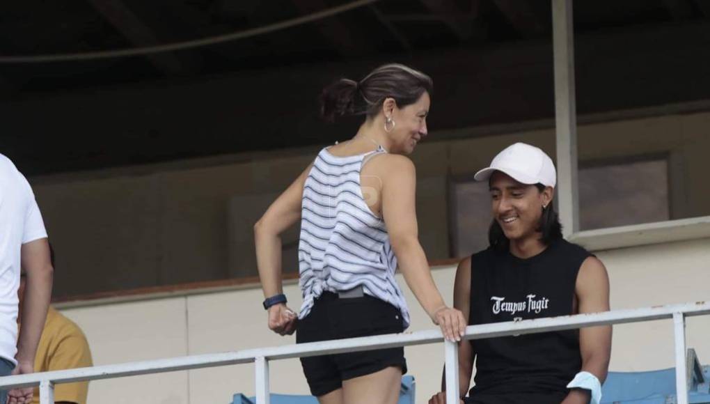Mientras llega la hora del partido, los espectadores se toman un tiempo para platicar y disfrutar del ambiente que se está dando en el recinto sampedrano.