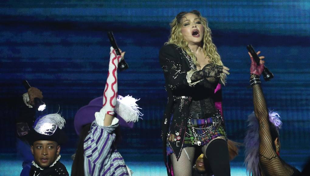 No le negó saludos ni a las cientos de personas que asistieron al concierto desde decenas de embarcaciones fondeadas frente al escenario.