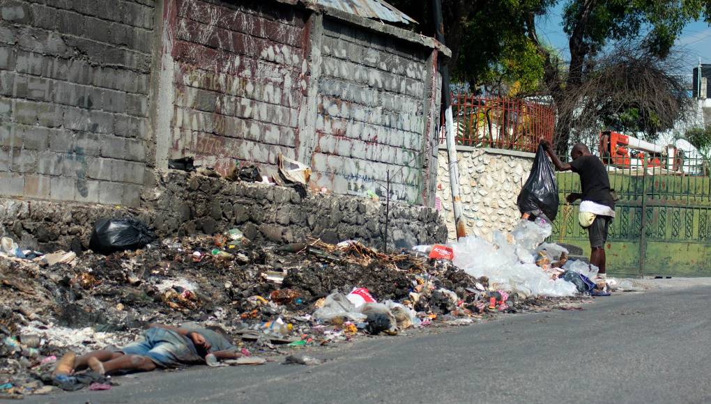 Hace una semana, grupos armados abrieron una brecha en el principal puerto de la ciudad, cortando una de las últimas rutas de acceso de alimentos y suministros a la capital, mientras el país se acerca al colapso en medio de una crisis política, social y económica. 