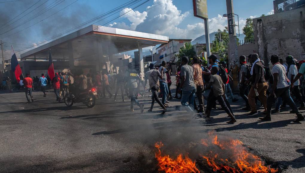 “Las personas que huyen no logran contactar a los miembros de su familia o a sus amigos que están en el resto del país para poder encontrar refugio. La capital está rodeada de pandillas armadas y peligrosas”, afirmó. 