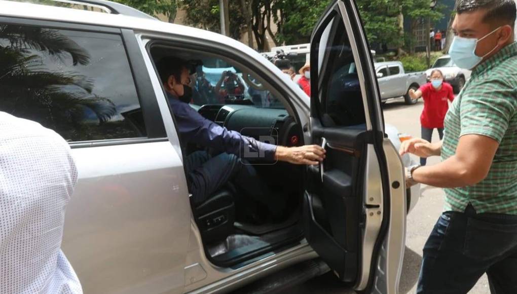 Salvador Nasralla tuvo que ser escoltado por la seguridad mientras decenes de simpatizantes lo increpaban en la Villa Olímpica.