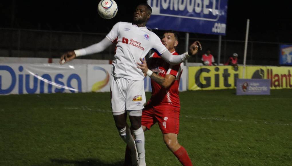 Sin embargo, el león herido se fue a la ofensiva y el meta uruguayo Rodrigo Rodríguez era figura al taparle un mano a mano a Yustin Arboleda. 