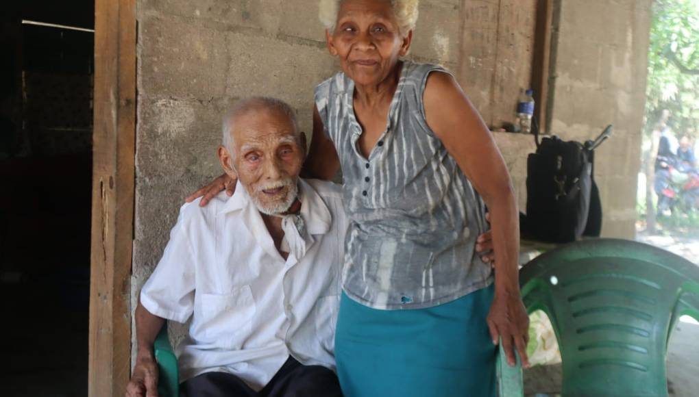 Y es que el abuelito de 106 años pidió a LA PRENSA que enviará su solicitud a la presidenta Xiomara Castro que le apoye con medicamentos y le reconecten el servicio de energia eléctrica en su humilde hogar.