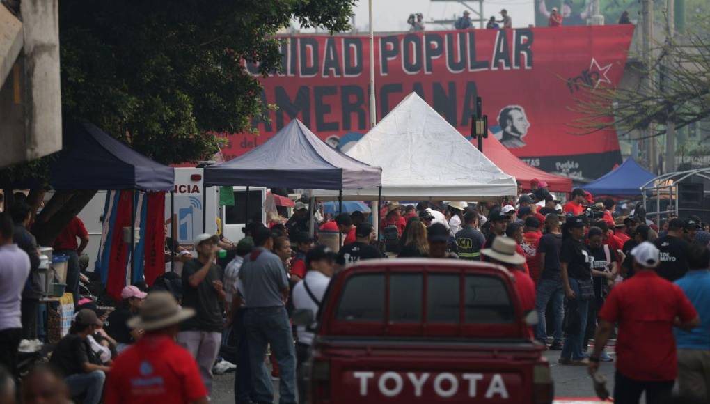 El Frente Nacional de Resistencia Popular (FNRN) ha levantado enormes pancartas durante la marcha de este 1 de mayo en la capital. 